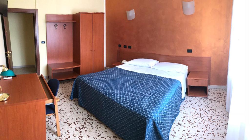 Postel nebo postele na pokoji v ubytování Hotel Frejus