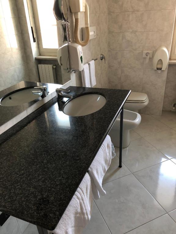 Koupelna v ubytování Hotel Frejus