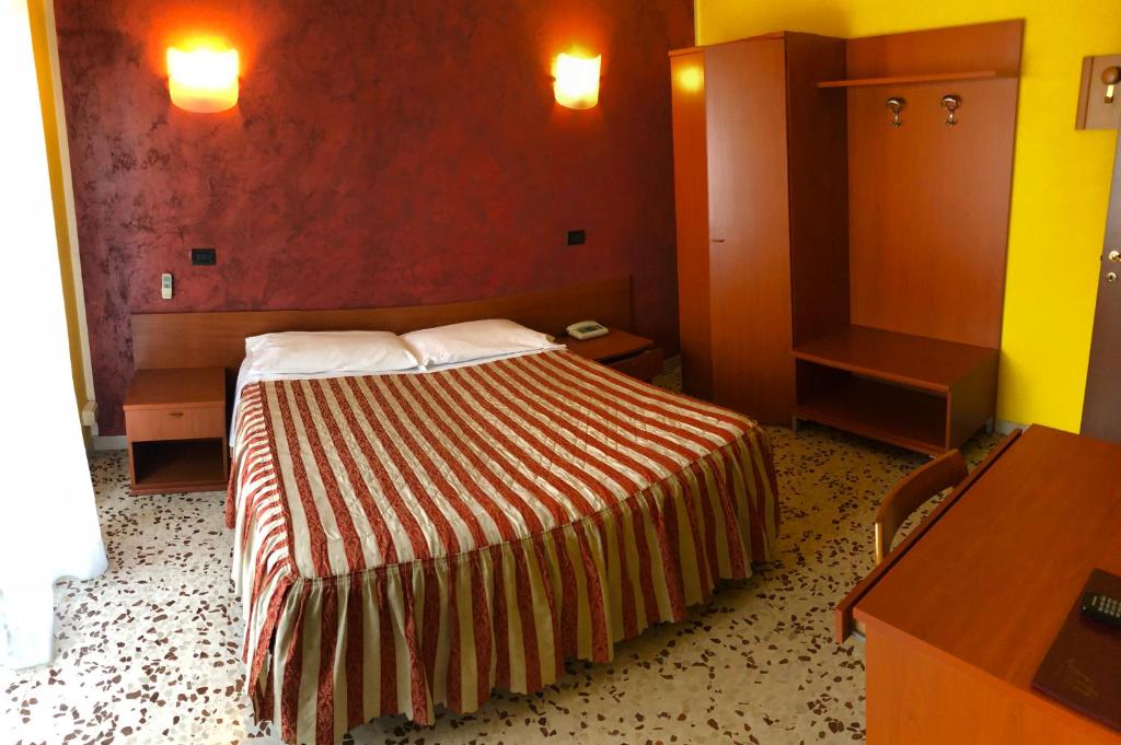 Postel nebo postele na pokoji v ubytování Hotel Frejus