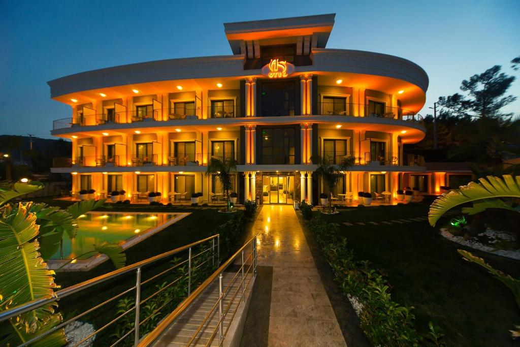 un grande edificio di notte con luci accese di As Hotel Cesme a Çeşme