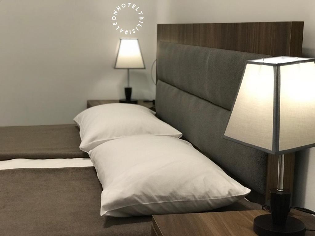Postel nebo postele na pokoji v ubytování Aleon Hotel