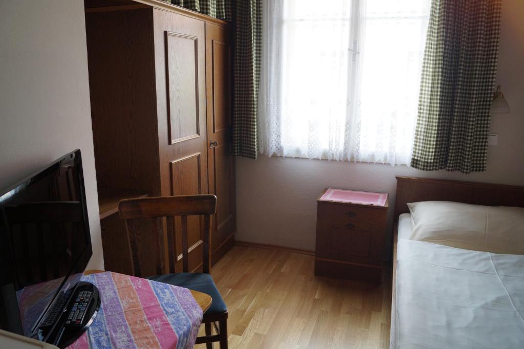 Postel nebo postele na pokoji v ubytování Gasthof zum Hirschen