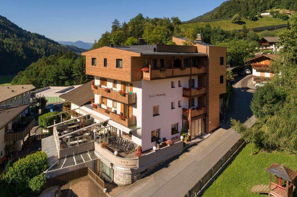 una vista aérea de un edificio en las montañas en Hotel Pension Sonnegg en Saltusio