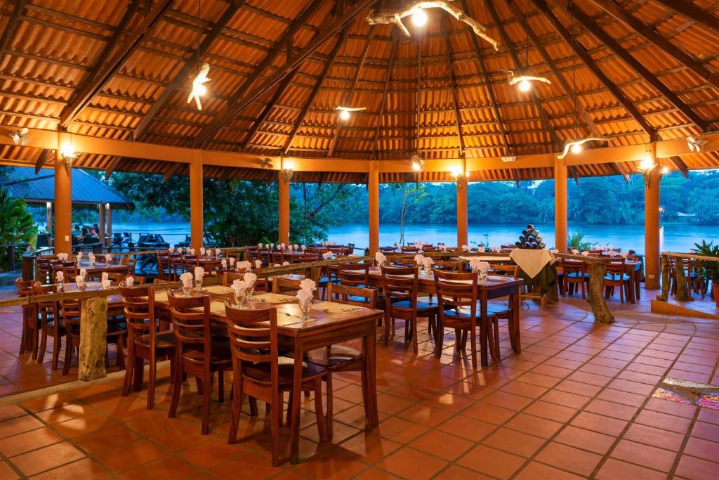 Restaurace v ubytování Laguna Lodge Full Board