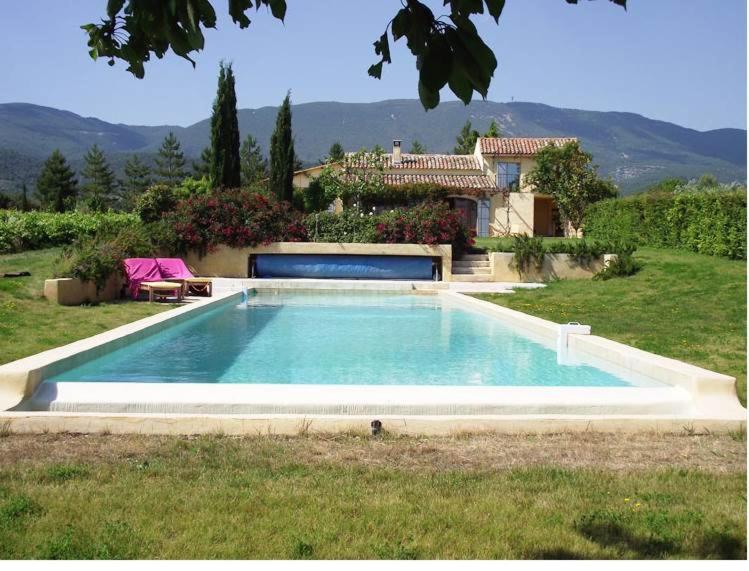 una piscina frente a una casa en La Bastide des Vasses en Cucuron
