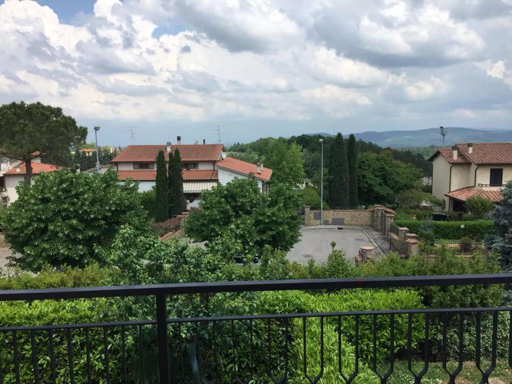 uma vista para uma cidade a partir de uma varanda em Cris&Giuli House em Tavarnelle in Val di Pesa