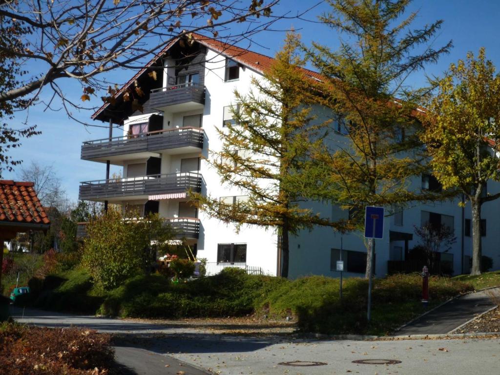 un edificio blanco con techo rojo en FeWo Ortloff, en Füssen