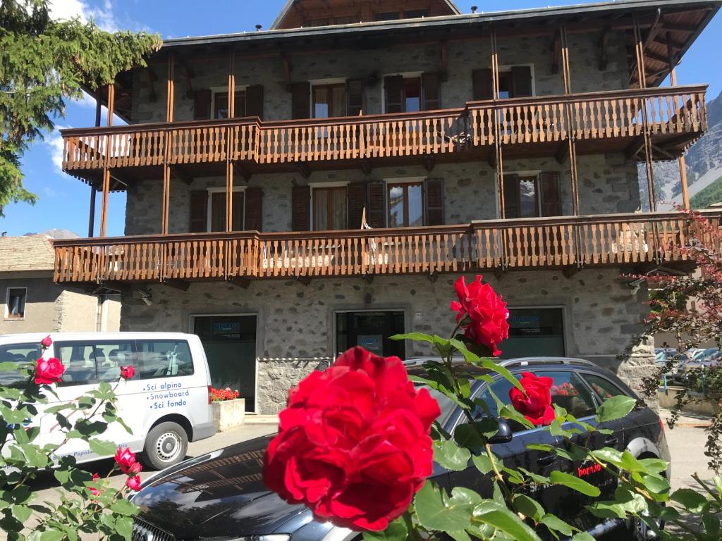 un edificio con una rosa roja delante de él en Chalet Felse, en Bormio