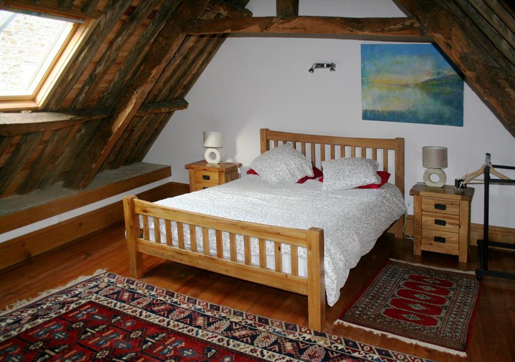 ディナンにあるVal Rive - Rose Cottageの屋根裏部屋のベッドルーム1室(木製ベッド1台付)