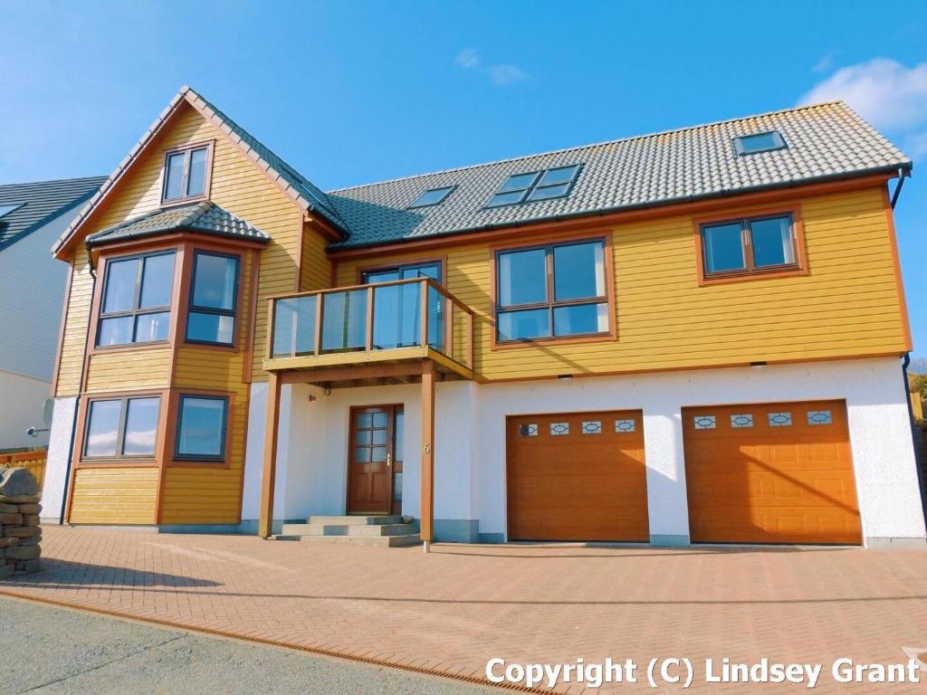 una grande casa con due garage di Quoys Self Catering a Lerwick