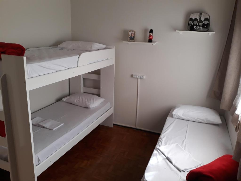 Postel nebo postele na pokoji v ubytování Casa Beatles Hostel Bauru