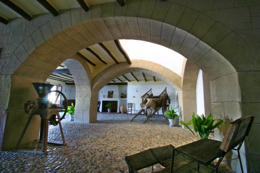 un arco en un edificio con una estatua de un caballo en Hospederia la Era, en Almedinilla