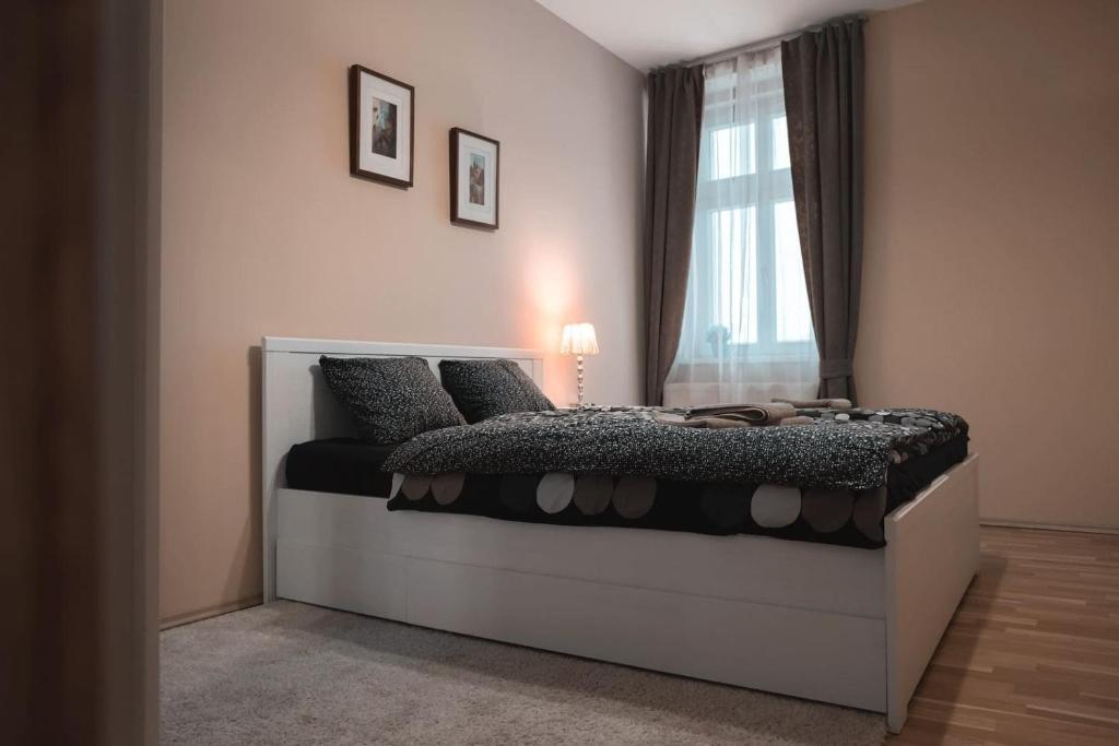 Posteľ alebo postele v izbe v ubytovaní Apartment Vltavska F