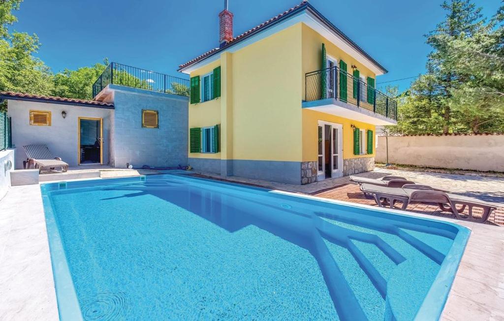 Villa con piscina frente a una casa en Kira House, en Jadranovo