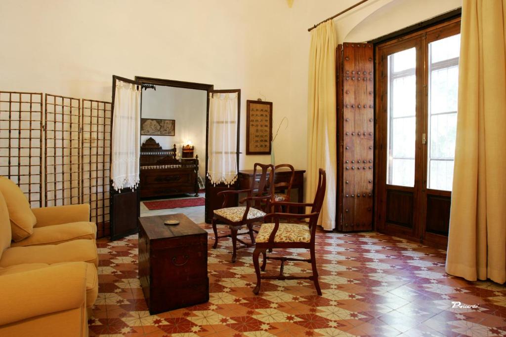 a living room with a couch and a table at Posada de Palacio in Sanlúcar de Barrameda