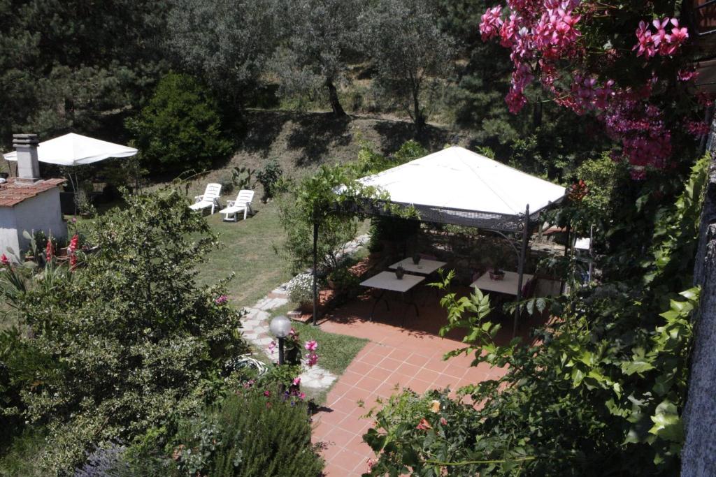an overhead view of a patio with chairs and umbrellas at Casa Virgilio in Fosdinovo