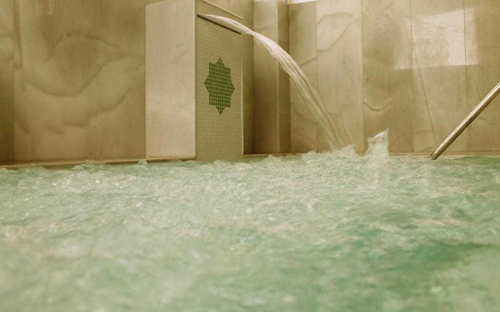 eine Dusche, aus der Wasser kommt in der Unterkunft Balneario de Alhama de Granada in Alhama de Granada