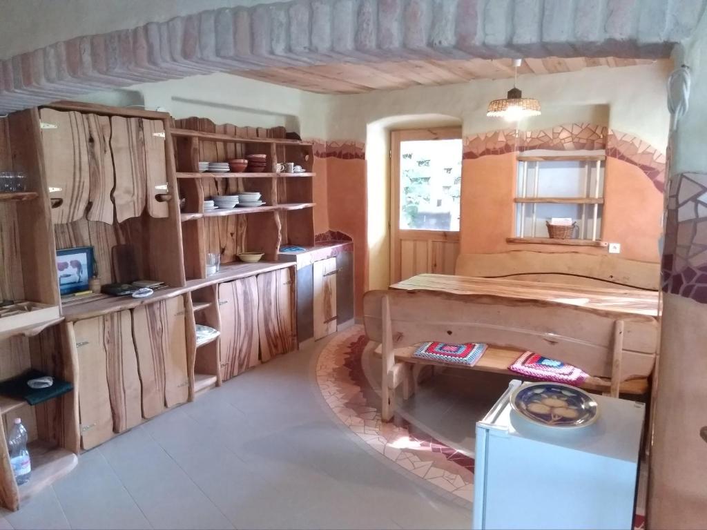 ペーチにあるKismélyvölgyi Vendégházの木製のキャビネットとベッドが備わる客室です。