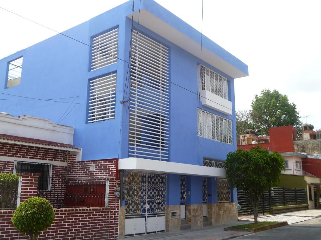 un edificio azul en una calle en La Casa Azul Hostal y Pension - Coatepec, en Xalapa