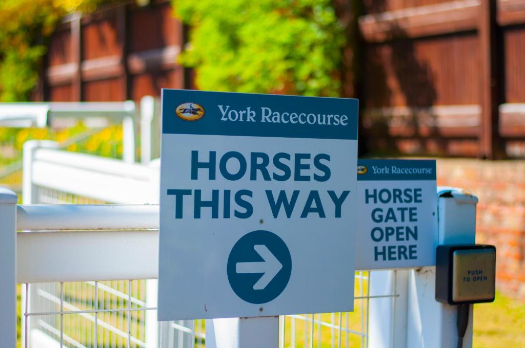 Stableside Hostel at York Racecourse - Resim 36