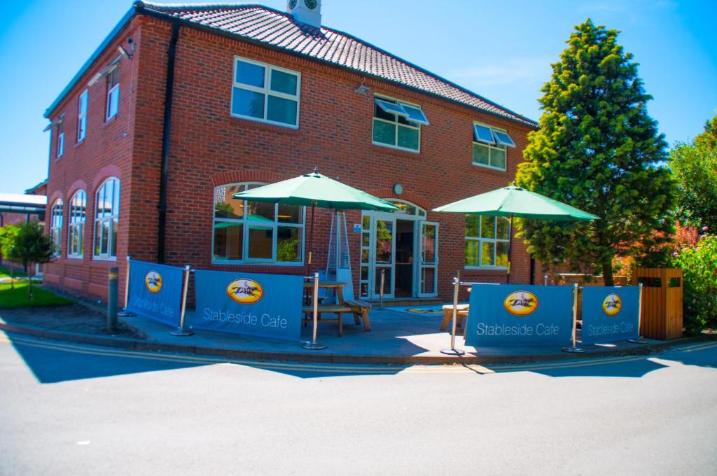 Stableside Hostel at York Racecourse - Resim 41