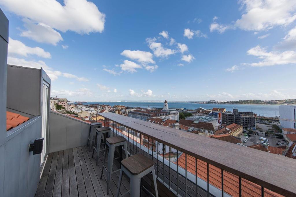 リスボンにあるLovelyStay - Stunning Penthouse with the best viewsの市街の景色を望むバルコニー