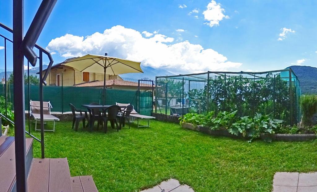 Zahrada ubytování Casa del Borgo Pregasio Garden and view by Gardadomusmea