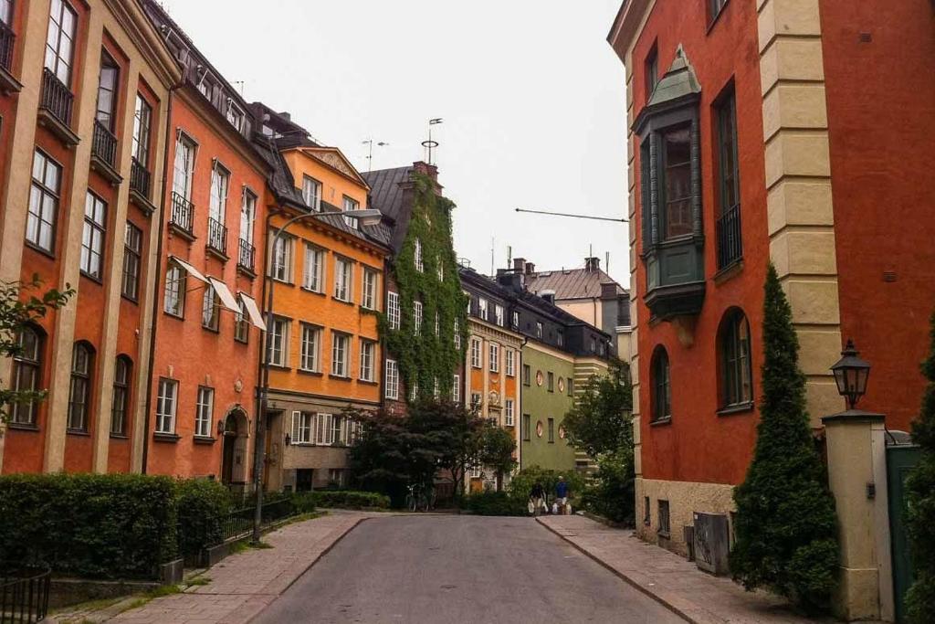 una calle vacía en una ciudad con edificios en Executive Living Östermalm Suite, en Estocolmo