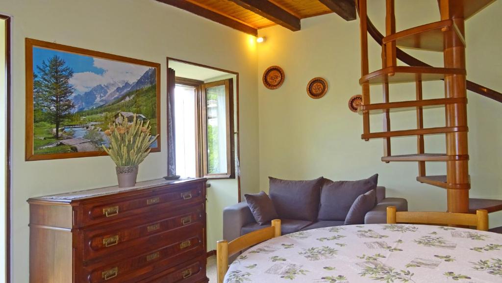 Postel nebo postele na pokoji v ubytování Casa del Borgo Pregasio Garden and view by Gardadomusmea