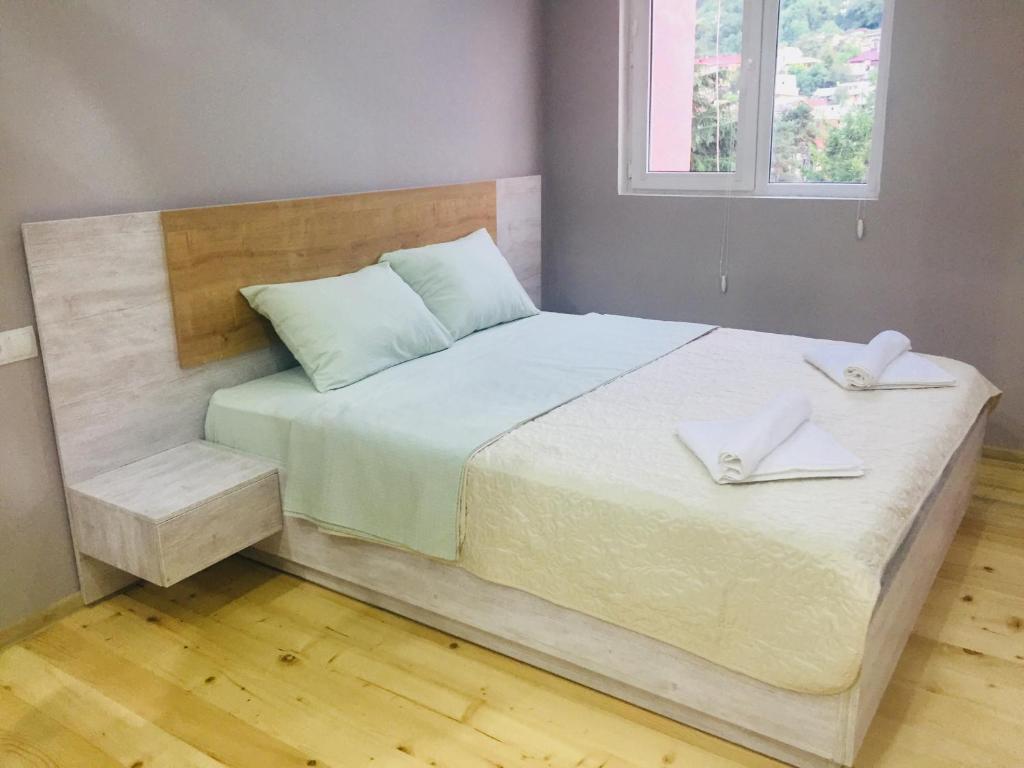 מיטה או מיטות בחדר ב-Diasamidzeebi apartment
