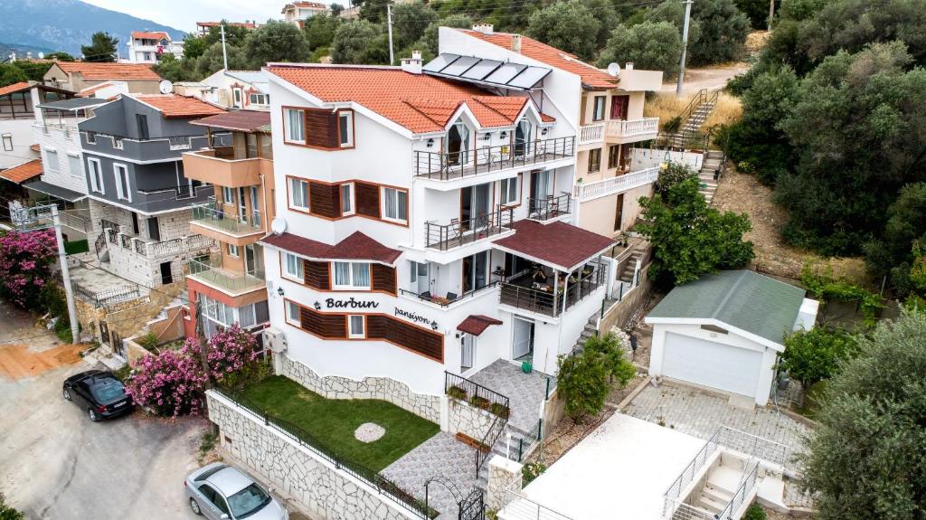widok z powietrza na budynek w mieście w obiekcie Barbun Pansiyon w mieście Izmir