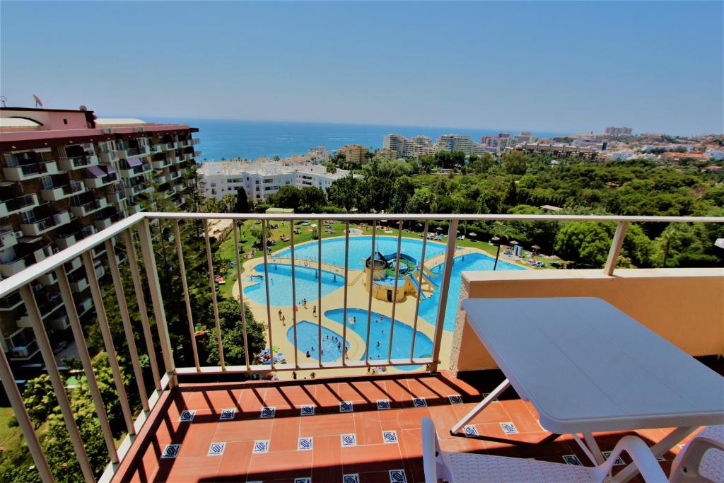 Blick auf einen Pool vom Balkon einer Wohnung in der Unterkunft 532 Minerva Apartamentos- Vistas al mar y a la piscina - Excelente Ubicación in Benalmádena