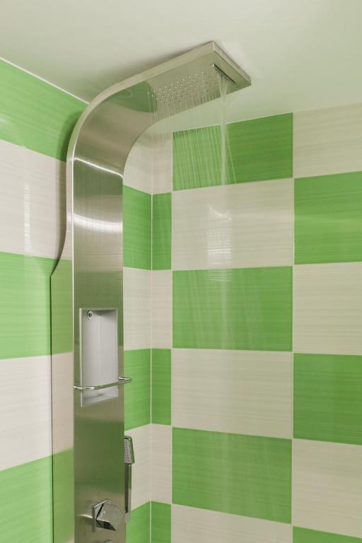 Koupelna v ubytování Safe, Central, Smart Double Rooms in apartment, next metro station walk to Acropolis