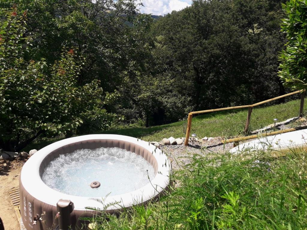 vasca da bagno in mezzo a un cortile di Pradalara Holiday Home a Semelano di Sotto