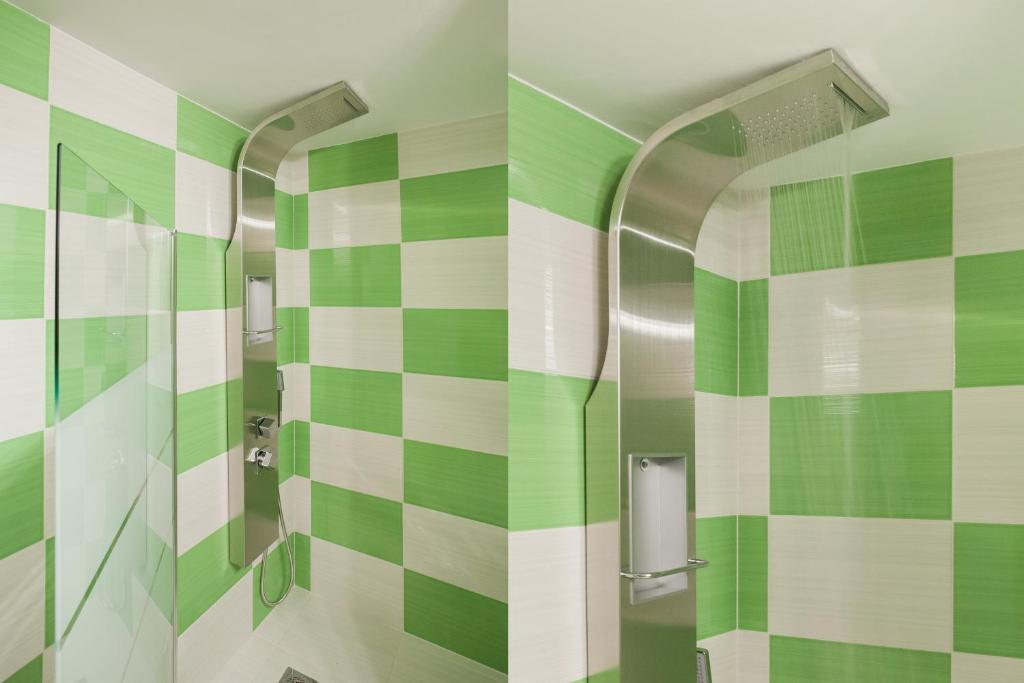 Koupelna v ubytování Safe, Central, Smart Double Rooms in apartment, next metro station walk to Acropolis