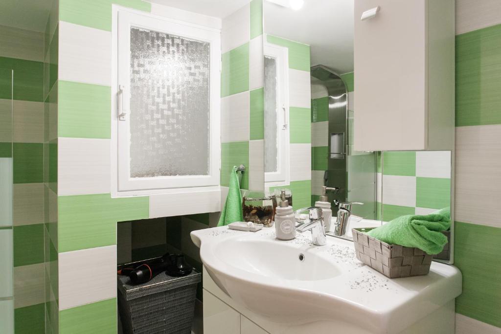 Koupelna v ubytování Safe, Central, Smart Double Rooms in apartment, next metro station walk to Acropolis