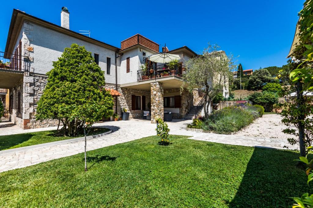 una vista exterior de una casa con patio en Da Milena, en Fonteblanda