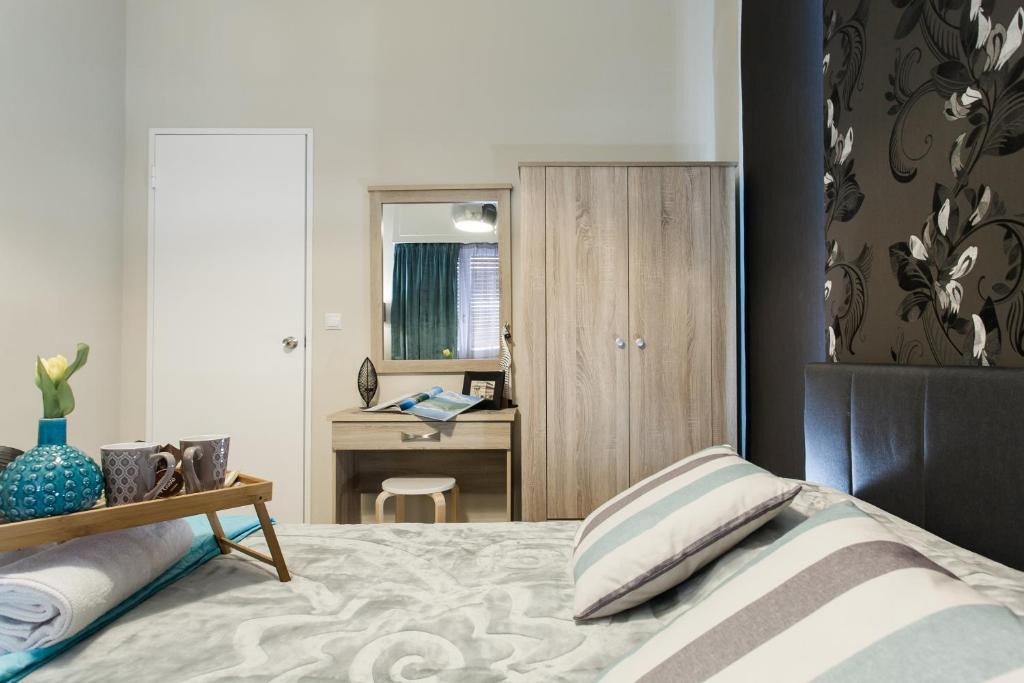 Postel nebo postele na pokoji v ubytování Safe, Central, Smart Double Rooms in apartment, next metro station walk to Acropolis