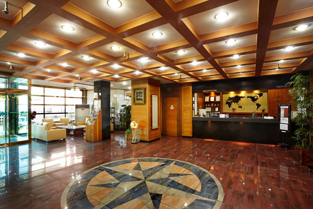 un vestíbulo de un hotel con mesa y sillas en Hotel Good Morning, en Ulsan