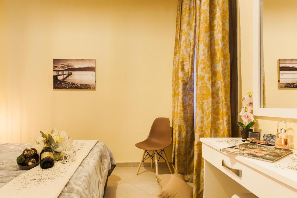 Postel nebo postele na pokoji v ubytování Safe, Central, Smart Double Rooms in apartment, next metro station walk to Acropolis