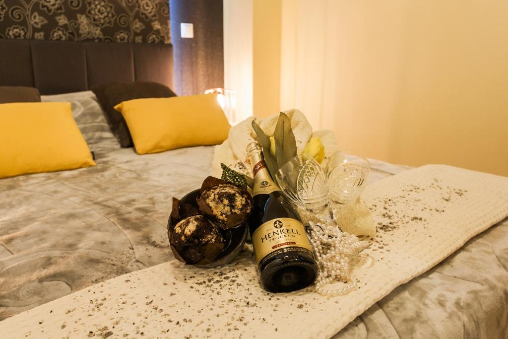 Postel nebo postele na pokoji v ubytování Safe, Central, Smart Double Rooms in apartment, next metro station walk to Acropolis