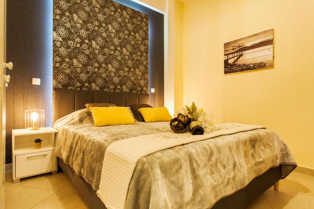 Postel nebo postele na pokoji v ubytování Safe, Central, Smart Double Rooms in apartment, next metro station walk to Acropolis