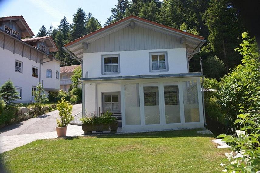 una casa blanca con césped delante en Ferienwohnung Irmgard, en Hauzenberg