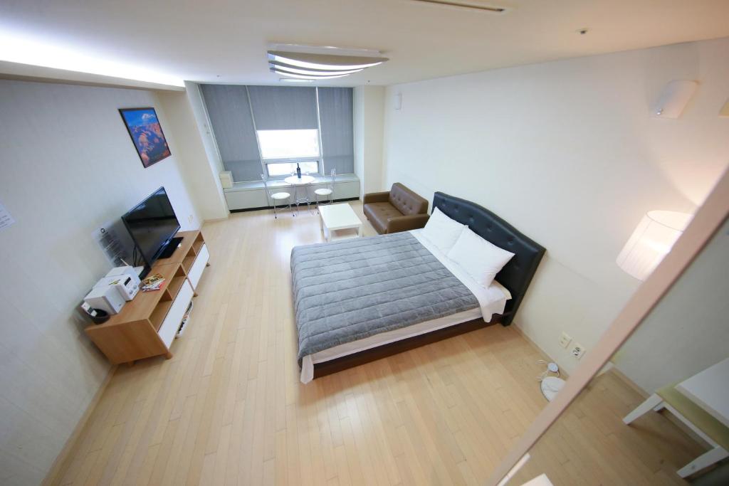 een woonkamer met een bank bij Prime Guesthouse in Incheon