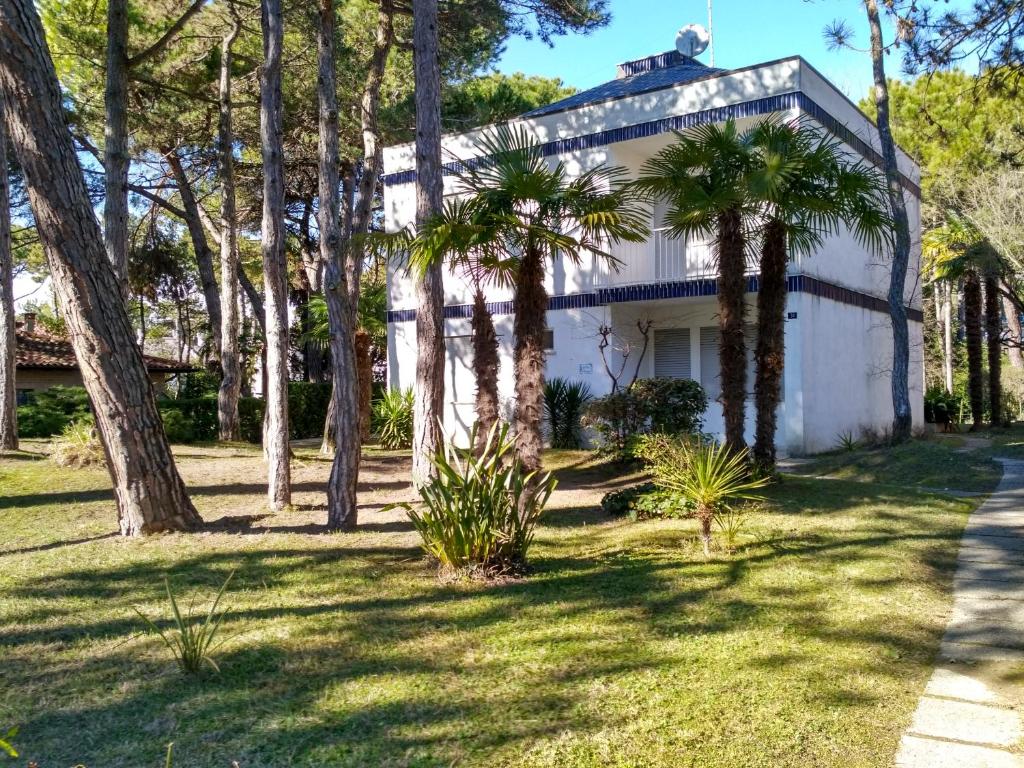 A garden outside Condominio VILLA CHIARA