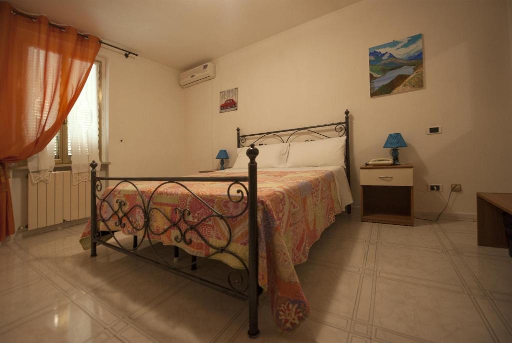 A bed or beds in a room at Hotel Athena
