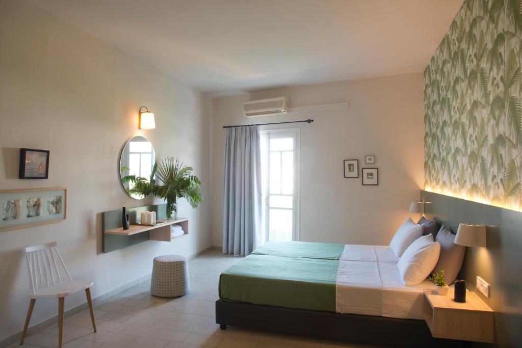 una camera con un grande letto e una finestra di Sunshine Studios a Mália
