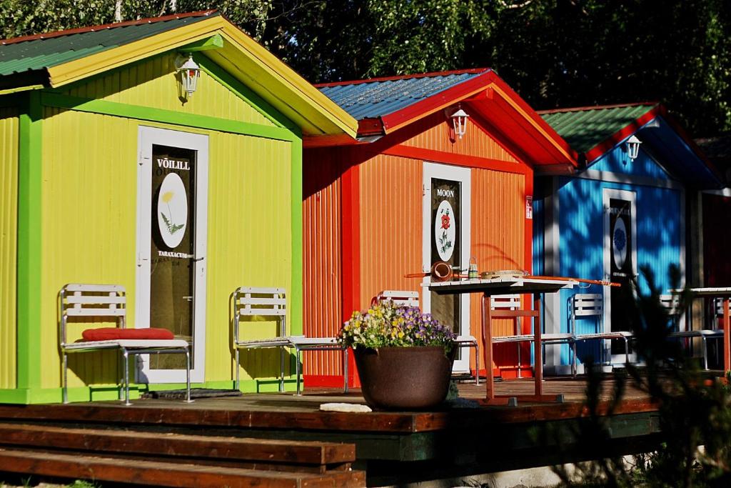 a colorful building with a table and chairs at Jaaguranna Lillelaager in Tõstamaa