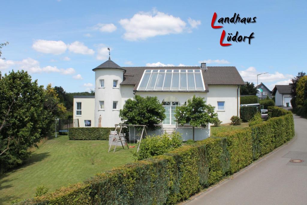 uma casa com painéis solares no telhado em Landhaus Lüdorf em Sinspert