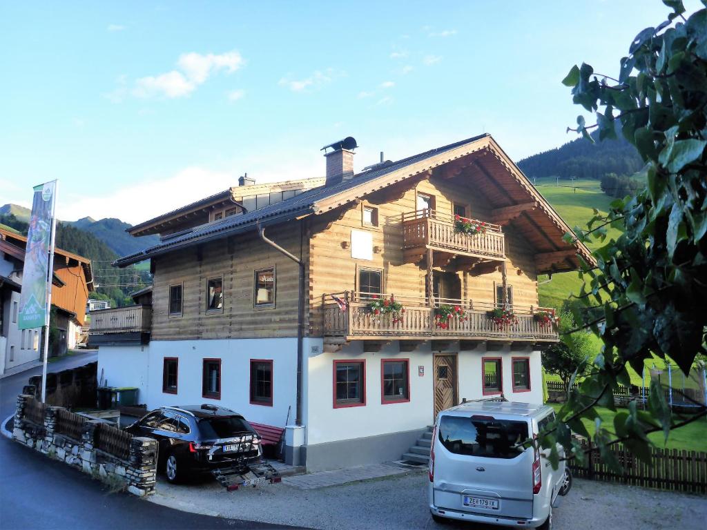 een huis met een auto ervoor geparkeerd bij Sportpension Penhab in Saalbach Hinterglemm